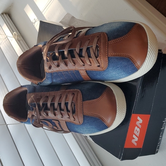 Men's Sneakers - Picture 3 of 6